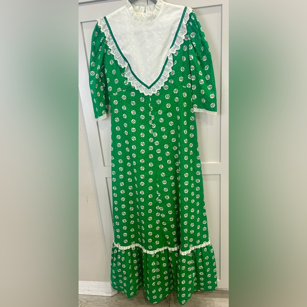 Charming 1970s vintage Prairie Floral Maxi Dress PTP 16.5